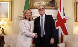 L'altalena di Meloni sui dazi fra Trump e l'Ue: sente Starmer e vede Weber