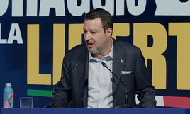 Salvini "il moderato". Apre il Congresso e manda baci a Meloni: "Noi e il governo una cosa sola. Trattiamo con Trump"