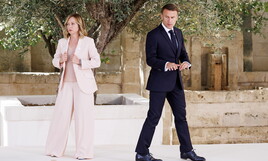 Il Conclave "complottone" anti Meloni. Macron, Sant'Egidio, Pd e pure Bettini: "Zuppi è nel mio cuore"