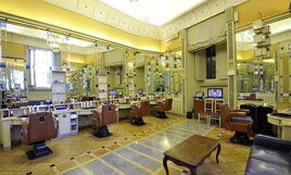 La Camera dei deputati ora vuole un parrucchiere solo per le donne: proposta di FdI