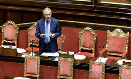 Il "daziario" Urso, tratta i dazi come una pacchia, parla di bussole nautiche ma annega nella retorica. Tornano i Narcisi di Meloni