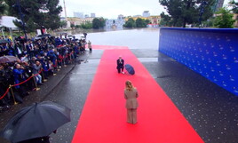 Edi in ginocchio da Giorgia: il nuovo omaggio di Rama a Meloni dopo il foulard per il compleanno