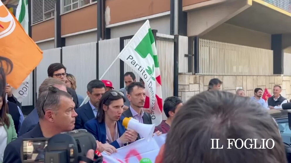 La protesta alla Renzo Arbore del Pd contro la Rai: meno siamo, più larghi stiamo