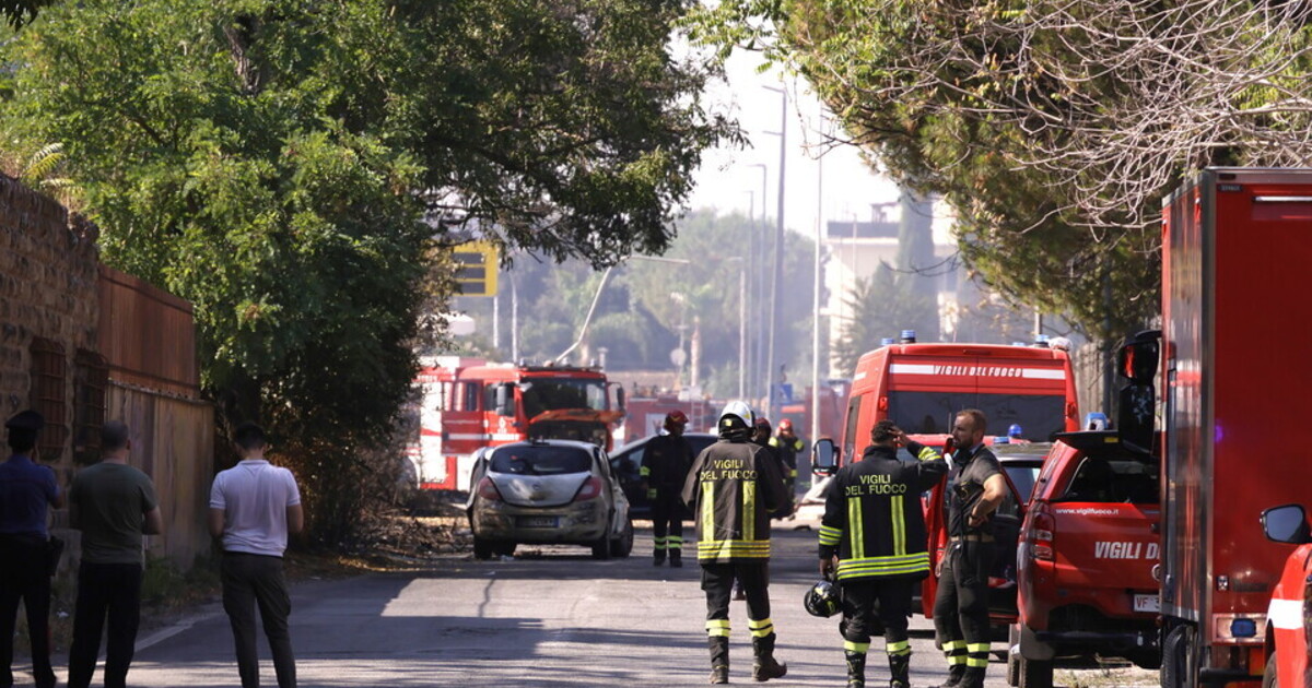le foto dell esplosione in un deposito di benzina a roma