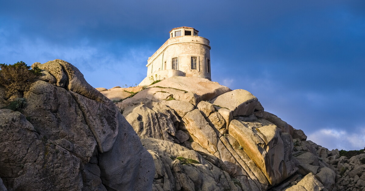 Quel raggio lanciato a così gran distanza. Lettera da un faro Quel raggio lanciato a così gran distanza. Lettera da un faro
