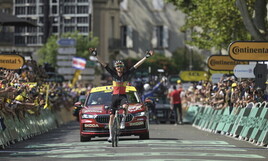 Tim Wellens zmagal na etapi Tour de France, Peru praznuje bikoborbe