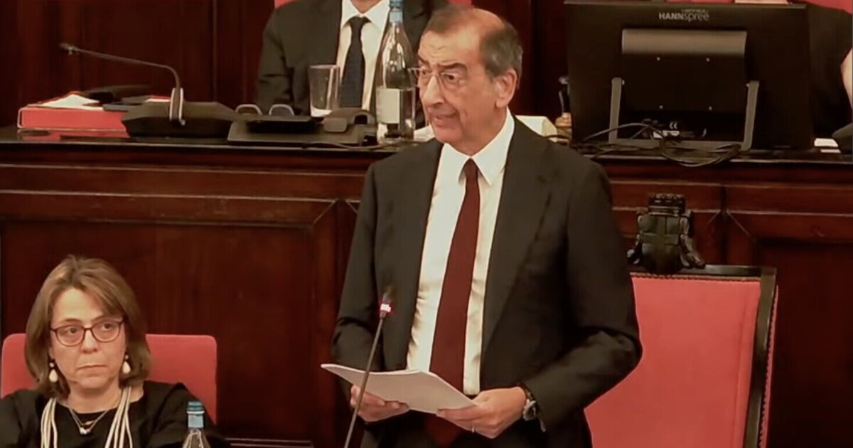Assedio a Sala. La difesa del sindaco: "Le mie mani sono pulite". Si dimette l