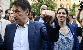 Schlein acrobata per l’unità alla regionali. Ma i 5 stelle la attaccano su Milano