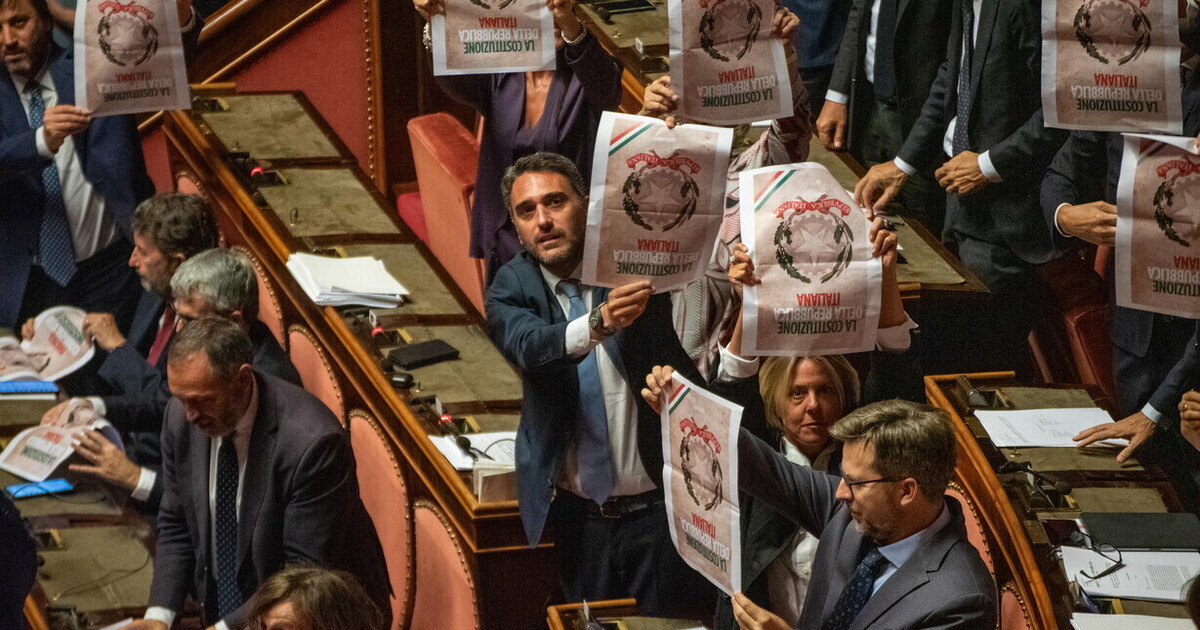 non si pu242 leggere la costituzione capovolta