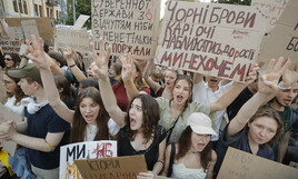 Le ragazze ucraine che guardano all'Europa e la desolazione della gioventù russa