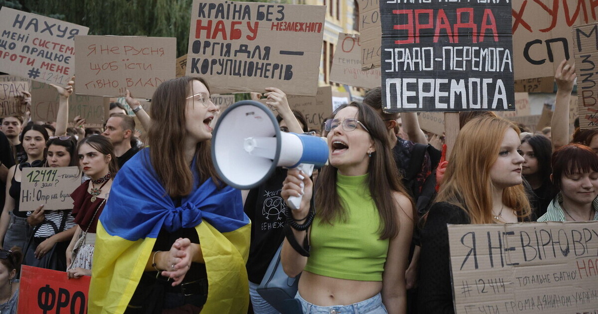 la piazza ucraina tiene d8217occhio zelensky