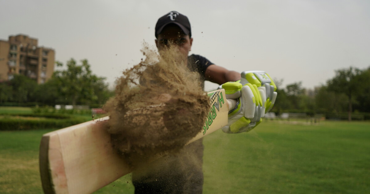 Come è strano giocare a cricket su uno spelacchiato campo salentino