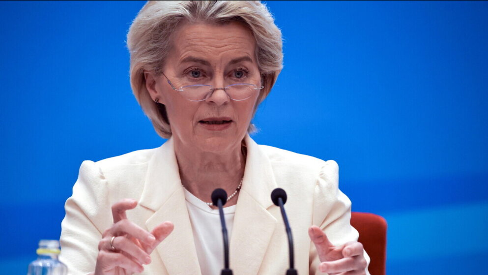 Sui dazi il Pd "scarica" von der Leyen: "Si è piegata a Trump". La convergenza tra Renzi e Calenda: "Vada via"
