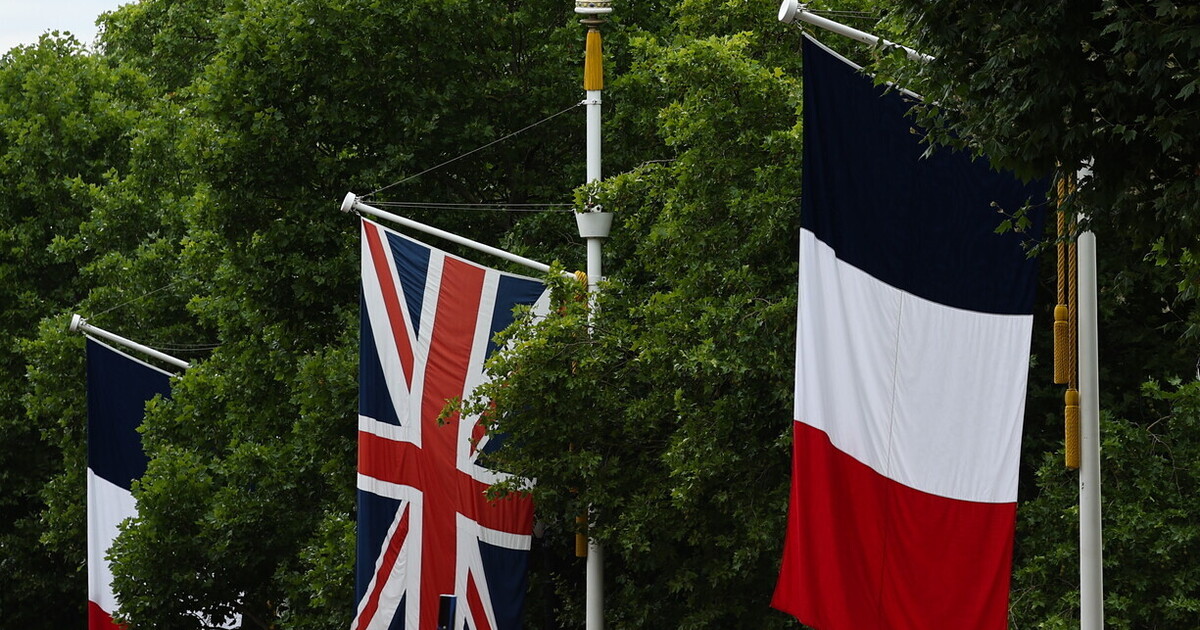 Inglesi e francesi uniti nell’autodenigrazione. E abbasso lingua e bandiera Inglesi e francesi uniti nell’autodenigrazione. E abbasso lingua e bandiera