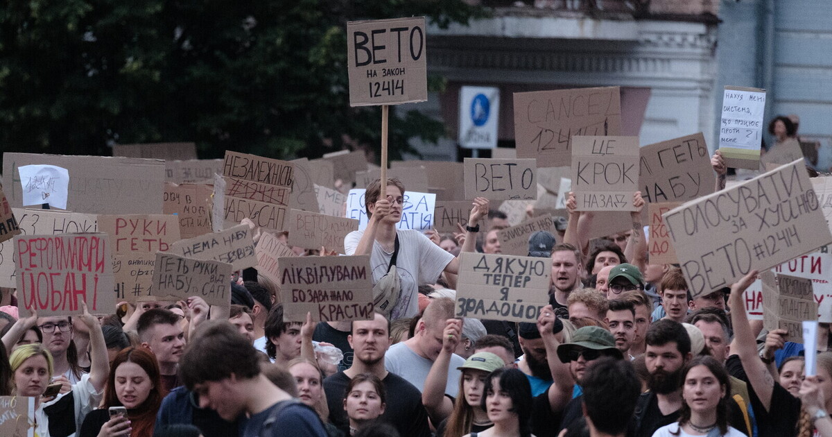 Le nuove proteste in piazza e i bombardamenti di Putin su Kyiv Le nuove proteste in piazza e i bombardamenti di Putin su Kyiv