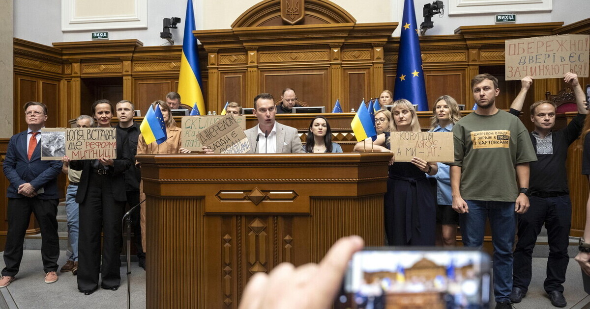 a kyiv le proteste costringono il parlamento a votare a favore della legge sull8217anticorruzione