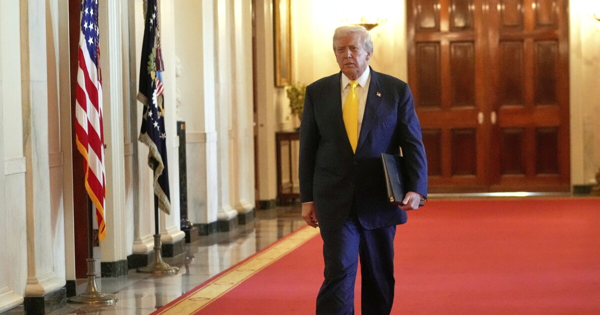 lo show dei follower europei di trump in mutande di fronte al trumpismo