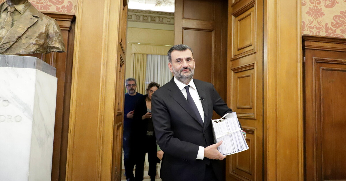 decaro 232 il mezzo candidato e cerca con conte di fermare emiliano che dice far242 il frate semplice