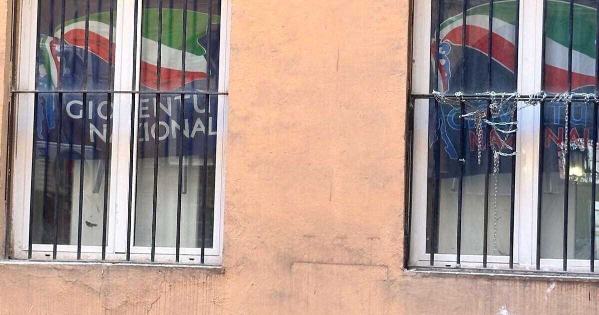 Guerra dentro FdI, i ragazzi di Gioventù Nazionale occupano la sede del partito e si barricano dentro: arriva la polizia Guerra dentro FdI, i ragazzi di Gioventù Nazionale occupano la sede del partito e si barricano dentro: arriva la polizia