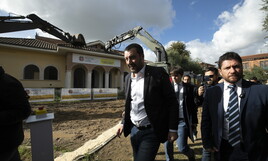 Salvini parcheggia la betoniera e risale sulla ruspa