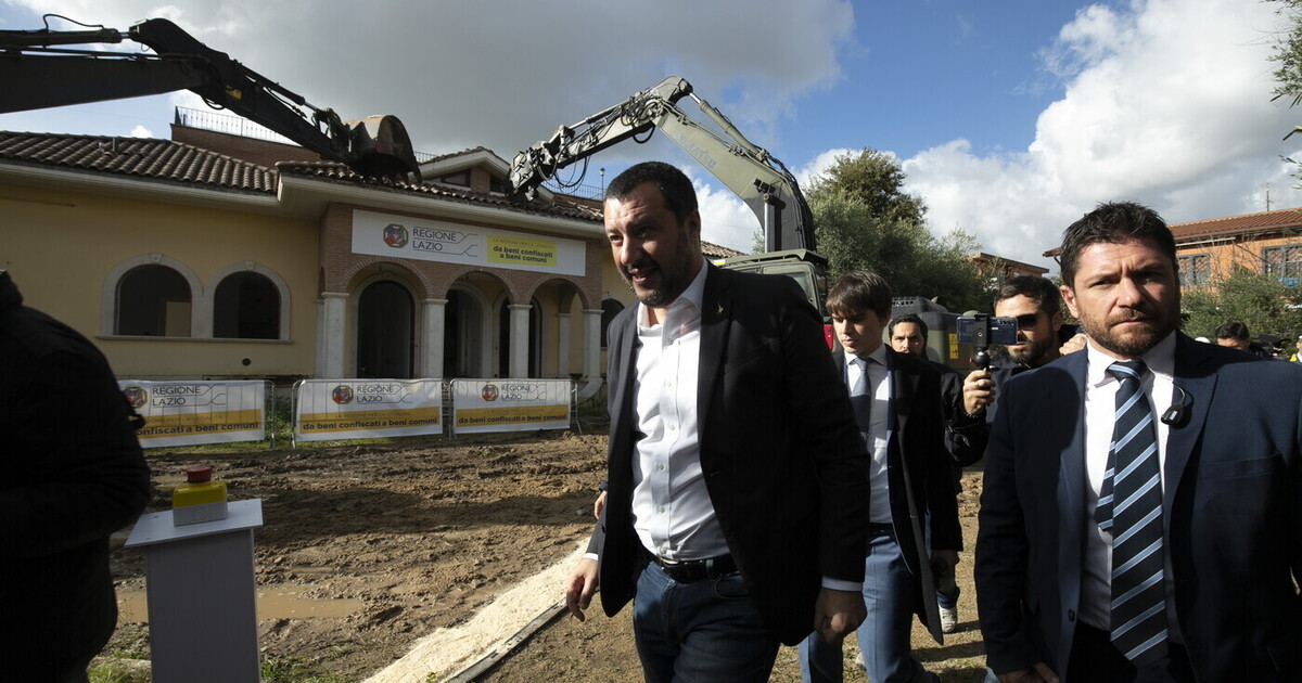 Salvini parcheggia la betoniera e risale sulla ruspa Salvini parcheggia la betoniera e risale sulla ruspa