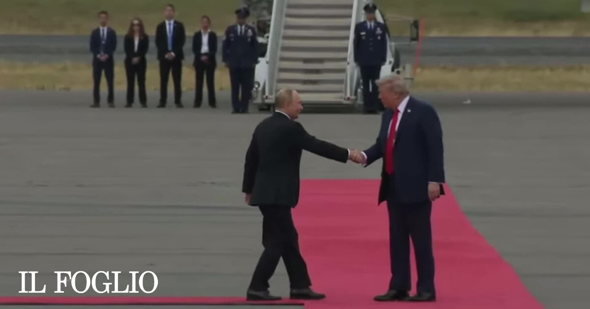 putin e trump in alaska le immagini della stretta di mano dopo l atterraggio
