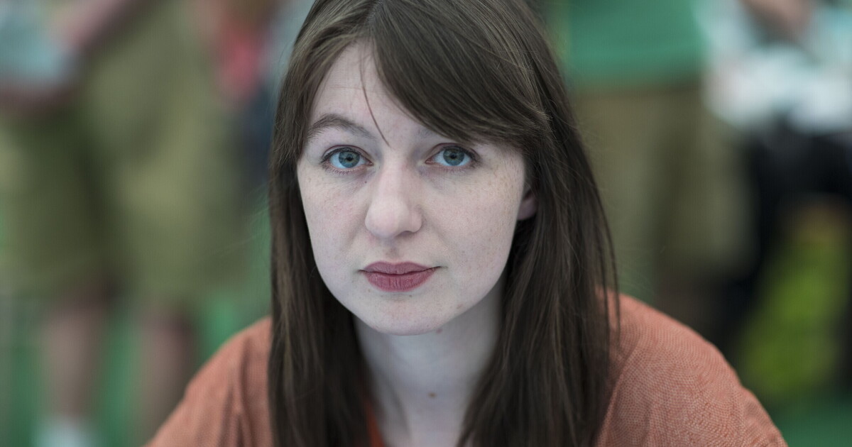 Sally Rooney, la scrittrice con la kefiah Sally Rooney, la scrittrice con la kefiah