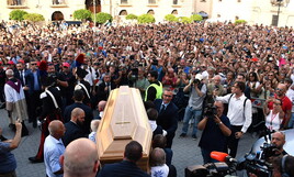 https://img-prod.ilfoglio.it/2025/08/20/184329386-3a685634-ff3e-402d-a961-71915a46c2eb.jpg