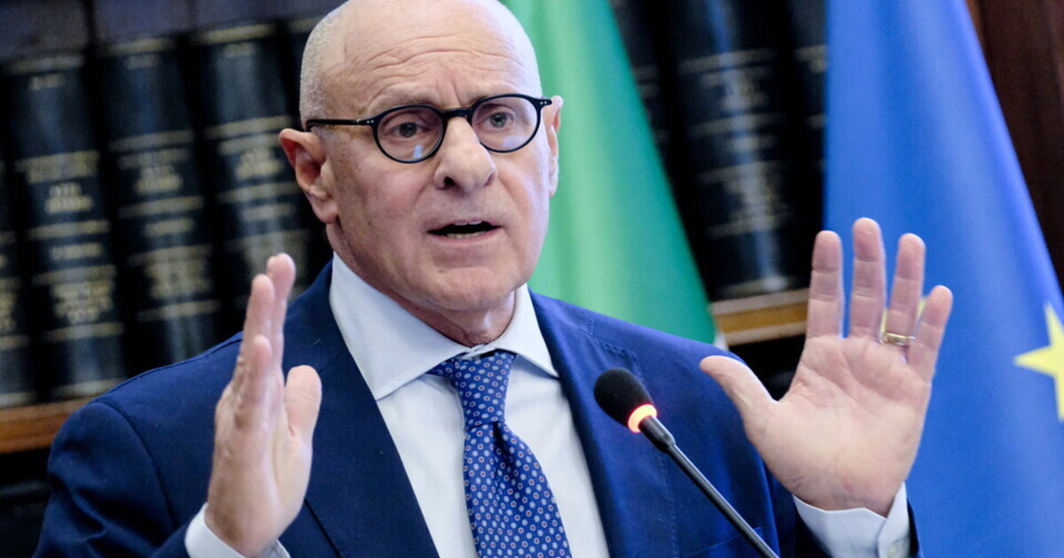 Rampelli (Fdi): "Salvini su Macron ha parlato da capo della Lega, non da vicepremier" Rampelli (Fdi): "Salvini su Macron ha parlato da capo della Lega, non da vicepremier"