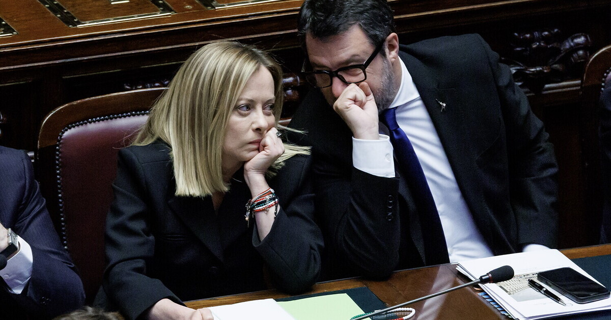 Il silenzio di Meloni su Salvini e Macron