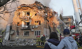 La Russia bombarda Kyiv. È la più grande offensiva dopo l'incontro in Alaska tra Trump e Putin