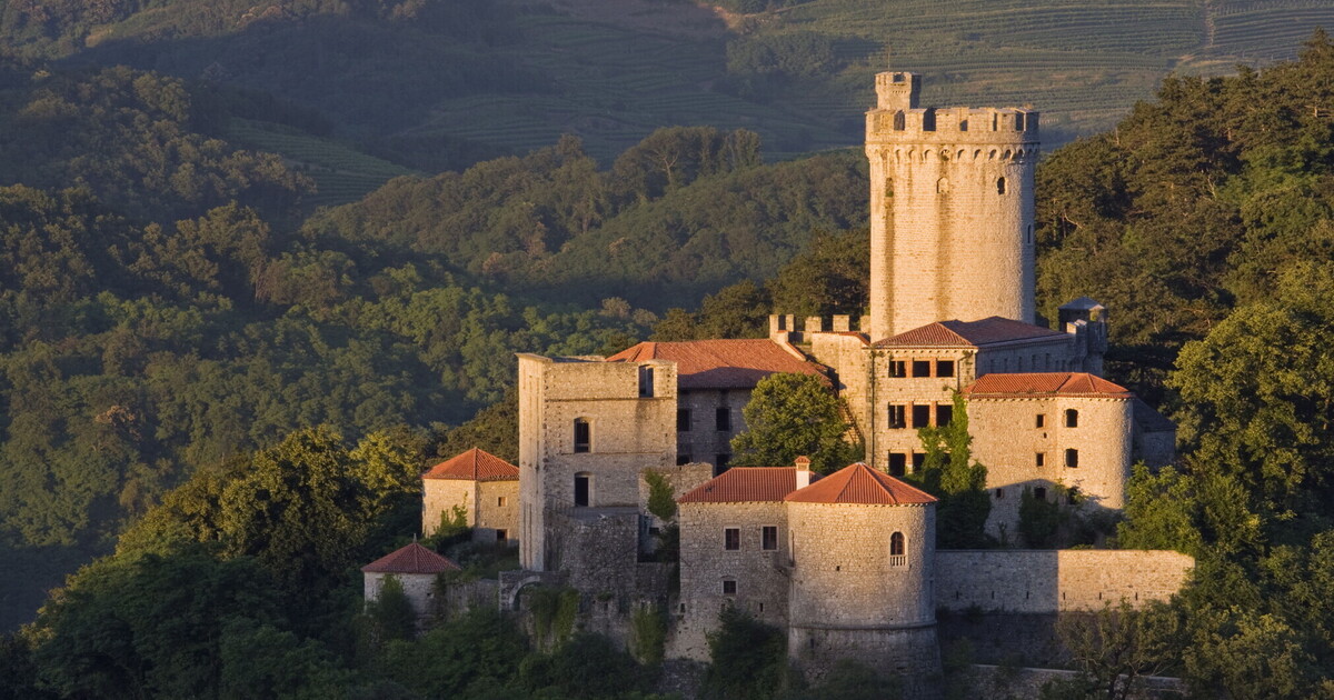 Un paese sloveno italianizzato con le cattive, in una fiaba politica Un paese sloveno italianizzato con le cattive, in una fiaba politica
