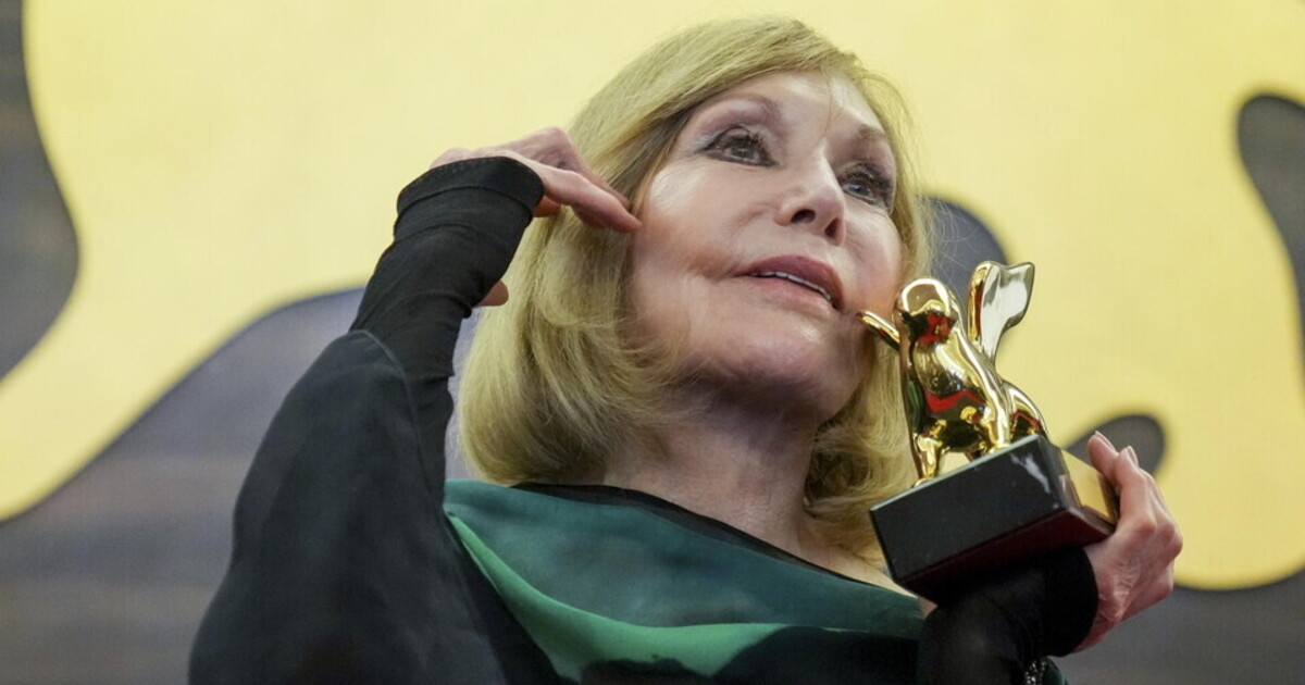 Ahi, Kim Novak s’è scordata di gridare al genocidio. In arrivo la shit storm Ahi, Kim Novak s’è scordata di gridare al genocidio. In arrivo la shit storm