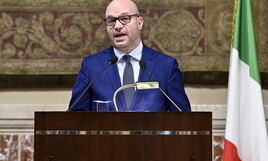 Almasri, FdI conferma l'irritazione verso Fontana e gli uffici della Camera. Il Pd: "Sveleremo le bugie del governo"