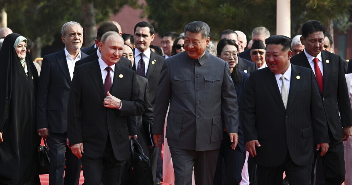 Davanti a noi un oriente rosso imperiale e ipercapitalistico con la K di Kommunismus Davanti a noi un oriente rosso imperiale e ipercapitalistico con la K di Kommunismus