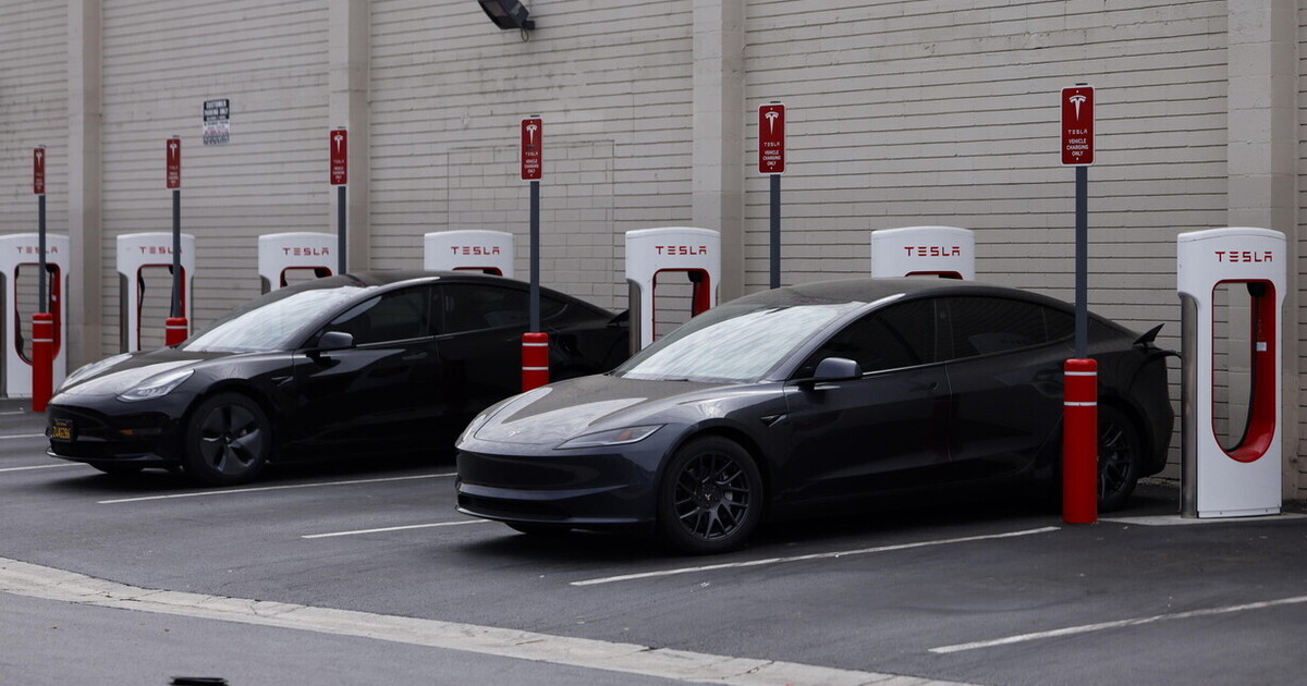 Tesla riparte da Musk Tesla riparte da Musk