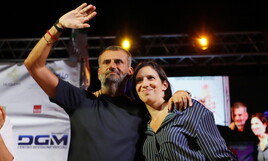 Decaro e pernacchio, sceneggiata, pianti, lacrime, alla fine si candida. E forse pure Emiliano