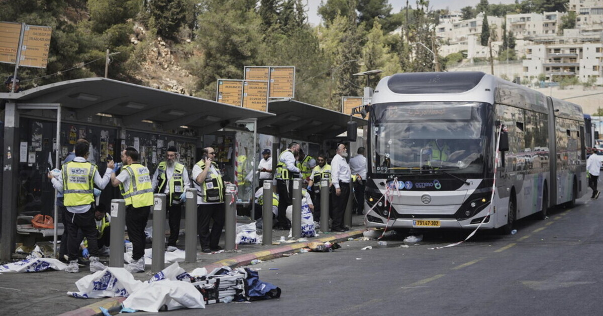 Sei morti nell’attentato sul bus a Gerusalemme. Il dilemma su Gaza City Sei morti nell’attentato sul bus a Gerusalemme. Il dilemma su Gaza City