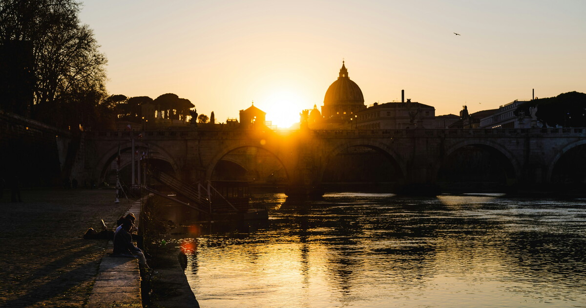 dentro la necropoli porno di roma tra riviste e fantasmi