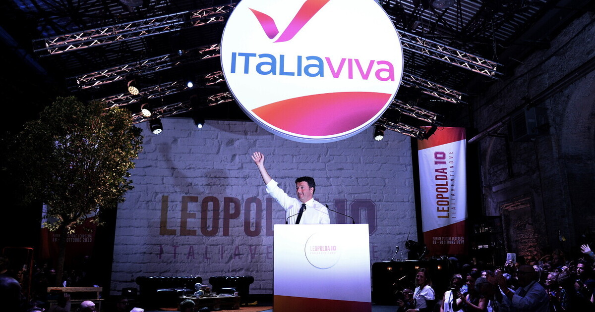 silvia salis sul palco della leopolda con sala e manfredi renzi monta la tenda riformista di bettini