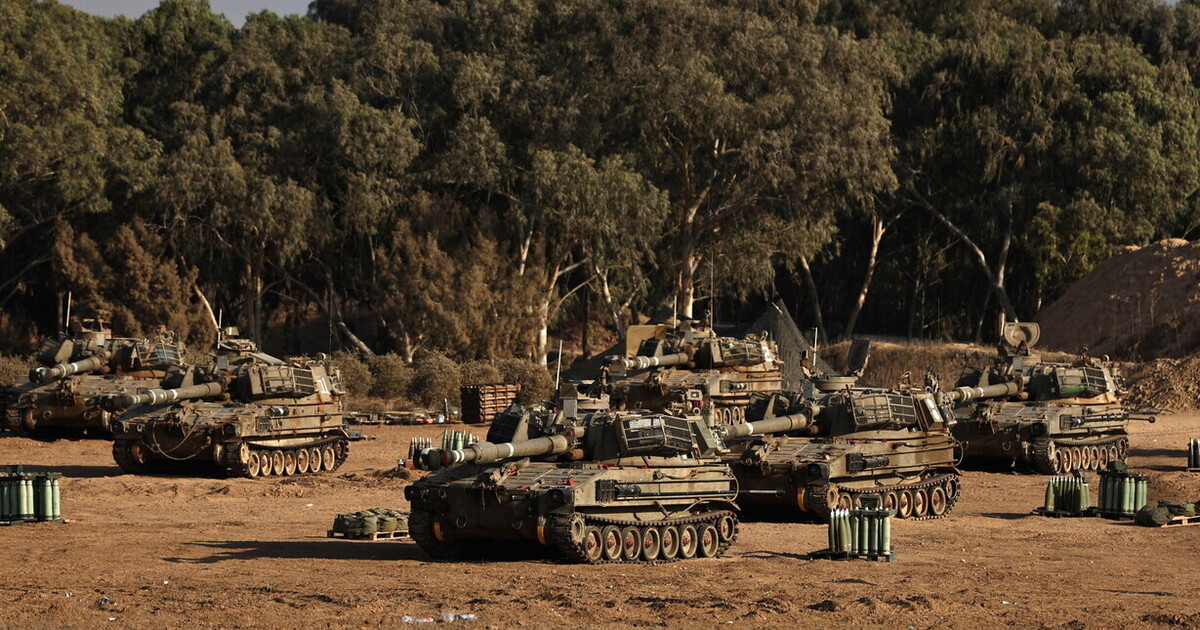 dentro ogni carro armato a gaza city ci sono le foto degli israeliani rapiti da hamas