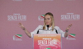 La prima festa dei giovani meloniani dopo lo scandalo di Fanpage. Fenix tra Charlie Kirk e il derby di Roma