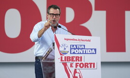 Vannacci è "lo straniero" di Pontida. La Lega fa muro. Salvini alla vodka: "Mai soldati in Ucraina"