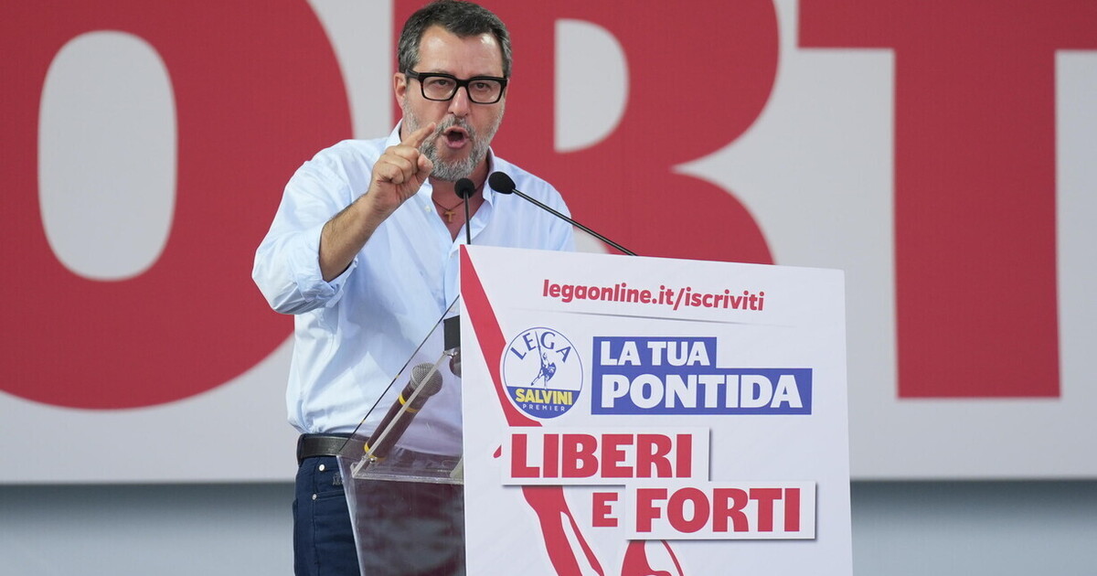 Vannacci è "lo straniero" di Pontida. La Lega fa muro. Salvini alla vodka: "Mai soldati in Ucraina"