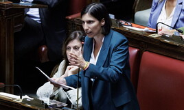 Schlein infastidita da Gualtieri ospite con Meloni in Rai, ma anche con Anci. Un pasticcino