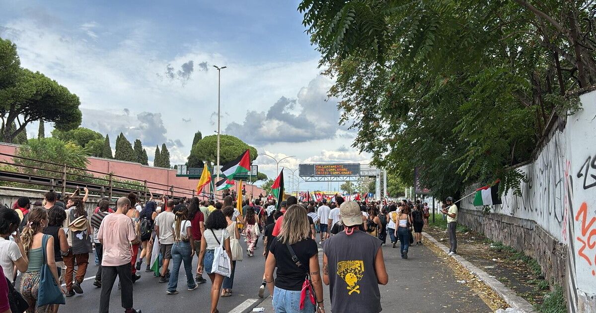 A Roma lo sciopero per Gaza blocca la tangenziale A Roma lo sciopero per Gaza blocca la tangenziale