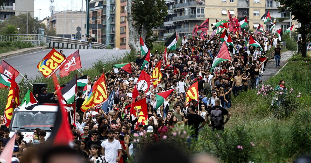 Duri scontri a Milano, traffico in tilt a Roma: pro pal in piazza in tutta Italia Duri scontri a Milano, traffico in tilt a Roma: pro pal in piazza in tutta Italia