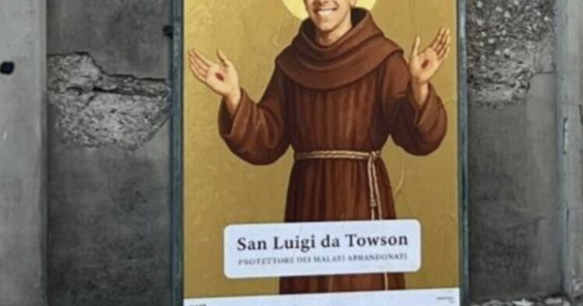Il poster che santifica Luigi Mangione nella città dove venne ucciso Marco Biagi