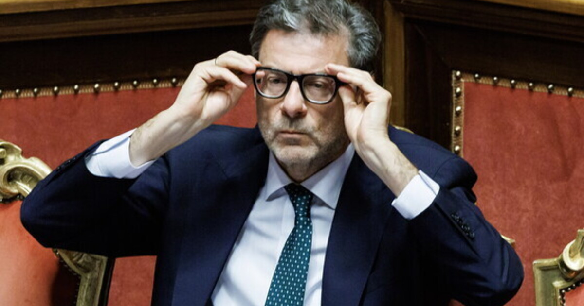Golden power per tutti, la strategia difensiva di Giorgetti sulle banche