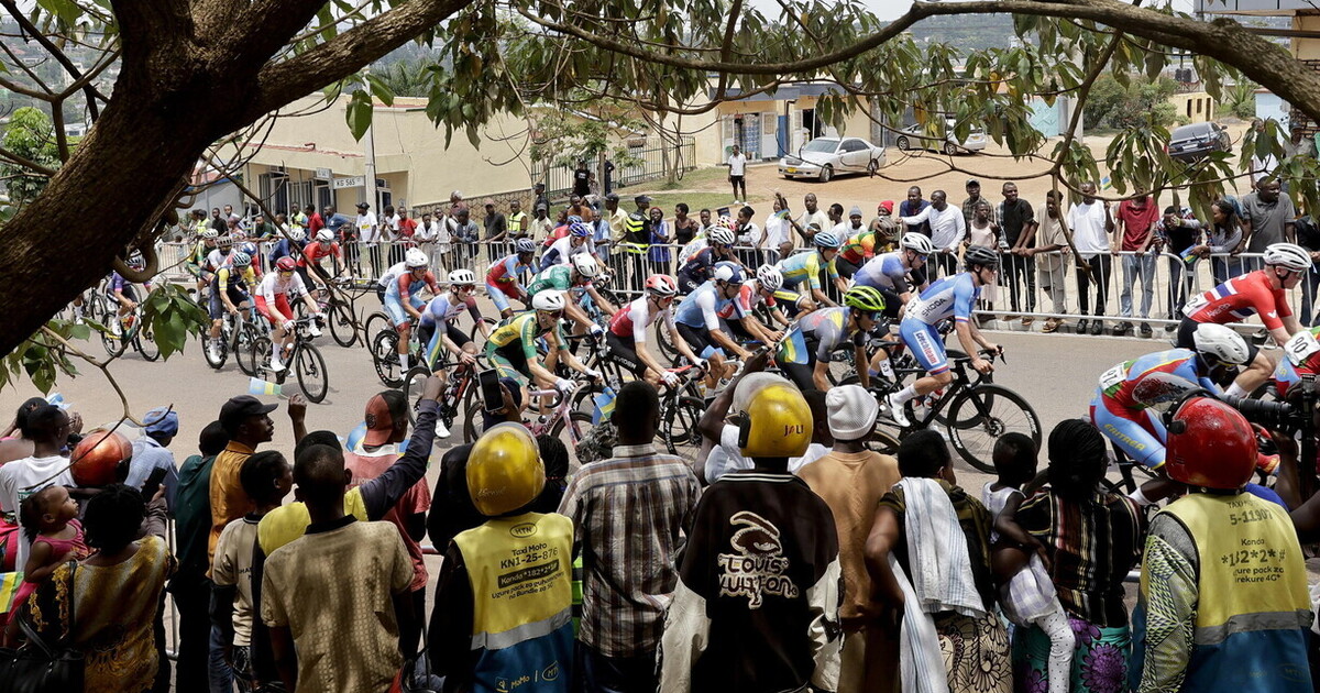 E festa sia ai Mondiali di ciclismo in Ruanda, non solo per la sfida tra Pogacar e Evenepoel